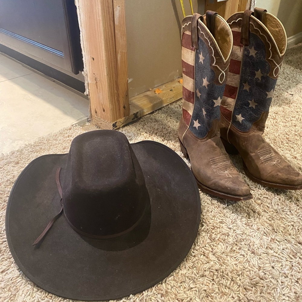 Boot barn boots and wrangler cowgirl hat. Boots size 7 (1/2)